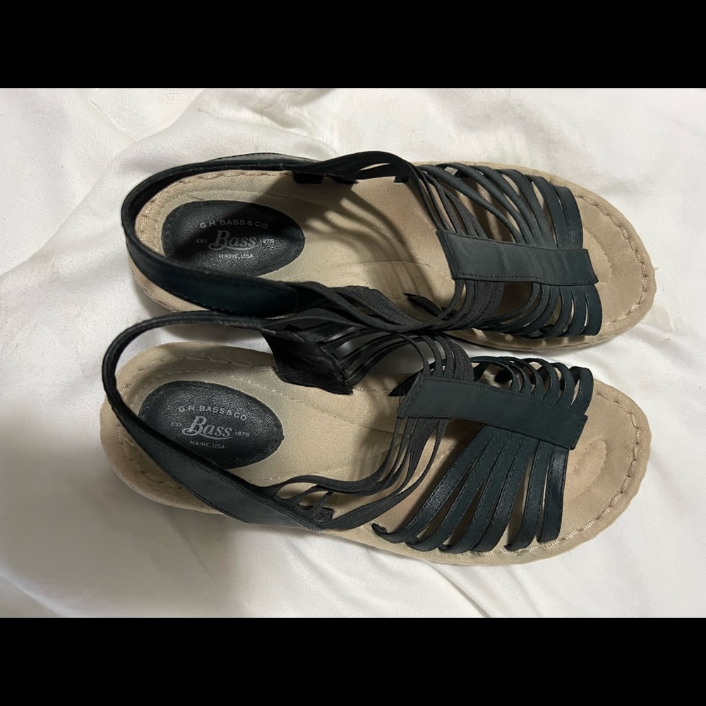 Wimen’s size 10 strappy black sandals. Low heel. I have the same ones in brown.